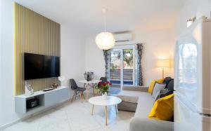 Μια τηλεόραση ή/και κέντρο ψυχαγωγίας στο Villa Capitis in the center-Deluxe Apartment with Swimming Pool