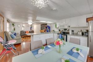 Family Home with Full Kitchen - 2 Mi to Hershey Park 레스토랑 또는 맛집
