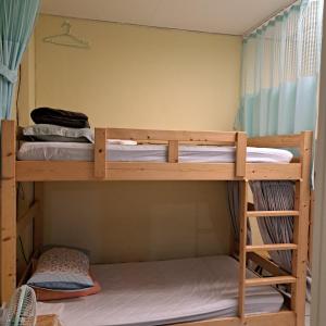 Palanda nebo palandy na pokoji v ubytování 市居 民宿