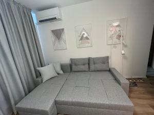 um pequeno quarto com um sofá num quarto em luxury apartment em Bratislava