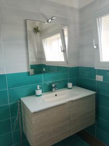 a bathroom with a sink and a mirror at Bilocale a Rho in classe A in Rho