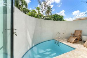 einen Pool im Hinterhof eines Hauses in der Unterkunft Casa Loba Luxe Unit 1 with private swimming pool in Rincon