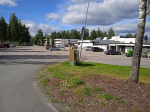 a street with a parking lot with a building at Ellin Pooli 3 in Sastamala