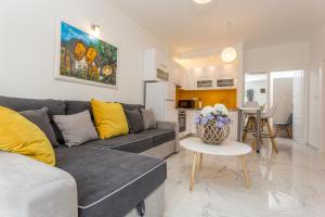 Η κουζίνα ή μικρή κουζίνα στο Villa Capitis in the center-Deluxe Apartment with Swimming Pool