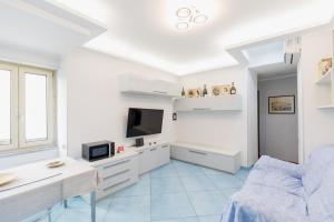 ナポリにあるLa Casa di Sassaの白いリビングルーム(テレビ、ソファ付)