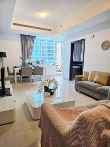 een woonkamer met een bank en een tafel bij Luxury Botanica Apartment 268 in Dubai