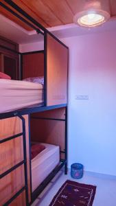Cama o camas de una habitación en Atlantic Vibes Surf Hostel