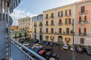 ナポリにあるLa Casa di Sassaの駐車場の景色を望むバルコニーが備わります。
