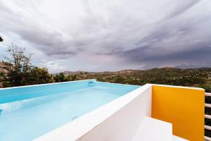 una piscina con vistas a las montañas en Panoramic Escape with Private Pool, en Mayagüez