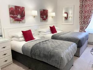 Katil atau katil-katil dalam bilik di Dergvale Hotel