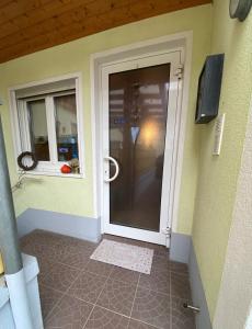 eine Eingangstür eines Hauses mit Fenster in der Unterkunft Gästehaus Brigitte Duri in Rust