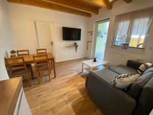 ein Wohnzimmer mit einem Sofa und einem Tisch in der Unterkunft Gästehaus Brigitte Duri in Rust
