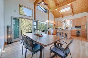 eine Küche und ein Esszimmer mit einem Holztisch und Stühlen in der Unterkunft Decks and Lake Tahoe Views Secluded Mtn Cabin! in Incline Village