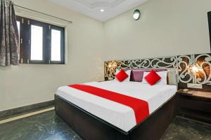 Een bed of bedden in een kamer bij Flagship Hotel Pragya 4