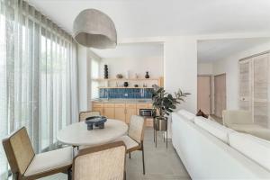 Virtuvė arba virtuvėlė apgyvendinimo įstaigoje Casa Loba Luxe Unit 3 with private pool