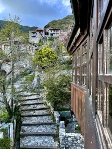 una escalera de piedra que conduce a un edificio en Αρχοντικό της Αριάδνης, en Stemnitsa