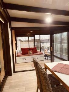 een woonkamer met een bed op een balkon bij LA MARIEFACTURE - Comme c'est tout bêtes ! in Faulquemont