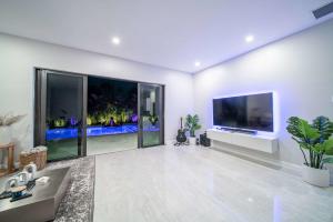 sala de estar amplia con TV de pantalla plana grande en Luxury Villa Amara w/Heated Pool/Sauna/Gym/BBQ en Miami