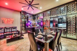 Гостиная зона в SecretJaco - Luxury Beach Front Penthouse with Pool & Jacuzzi