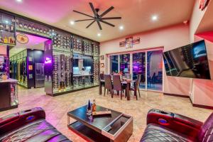 Телевизор и/или развлекательный центр в SecretJaco - Luxury Beach Front Penthouse with Pool & Jacuzzi
