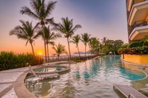 Бассейн в SecretJaco - Luxury Beach Front Penthouse with Pool & Jacuzzi или поблизости