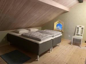 ein großes Bett in einem Zimmer mit Holzdecke in der Unterkunft Penthouse close to Vasaloppet finish line portal in Mora