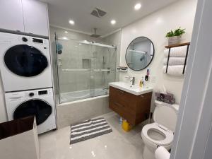 uma casa de banho com um chuveiro, um WC e um lavatório. em bedford - Urban escape em Montreal