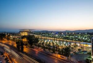 - une vue sur la ville la nuit avec des lumières dans l'établissement Andromaxi near SNFCC, à Athènes