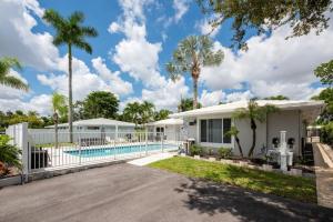 une maison avec une piscine et des palmiers dans l'établissement The Pad at Coral Ridge 2, à Fort Lauderdale