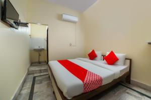 Ένα ή περισσότερα κρεβάτια σε δωμάτιο στο OYO Hotel Bhumika & Restaurant