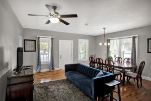 ein Wohnzimmer mit einem Sofa und einem Esstisch in der Unterkunft 1940 cottage seen on FYI, 2bd 2ba in Gainesville