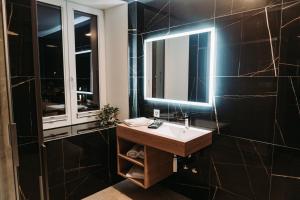 Koupelna v ubytování Hôtel du Midi + 28 fotografií