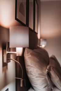 1 dormitorio con 1 cama con 2 lámparas y 1 almohada en Hôtel du Midi en Delémont