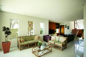 a living room with two couches and a table at Natureza na cidade in Atibaia