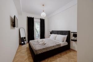 1 dormitorio con 1 cama grande en una habitación en Elpidas Apartment, en Atenas
