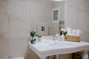 Un baño de Elpidas Apartment 37 fotos más