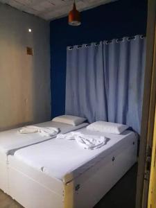 Un pat sau paturi într-o cameră la MTZ Hostel Barra de Guaratiba Espaço inteiro com duas suites, praias e muito lazer