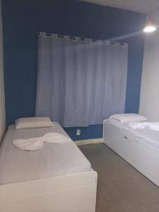 Un pat sau paturi într-o cameră la MTZ Hostel Barra de Guaratiba Espaço inteiro com duas suites, praias e muito lazer