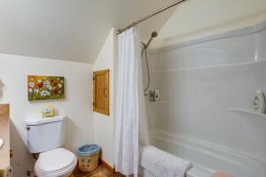 Ένα μπάνιο στο Historic District Home - Walk to Willapa Bay! +25 φωτογραφίες
