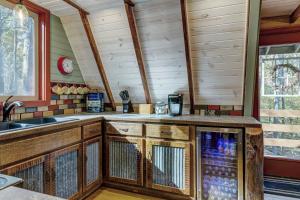 Een keuken of kitchenette bij Secluded & Charming Lake Access Woodland Chalet by Sarah Bernard