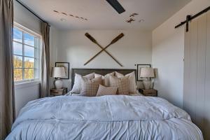 a bedroom with a large bed and two lamps at Inn History Grand Canyon Cabin in Williams