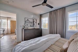 - une chambre avec un lit et un ventilateur de plafond dans l'établissement Inn History Grand Canyon Cabin, à Williams