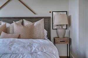 sypialnia z łóżkiem i lampką na stoliku nocnym w obiekcie Inn History Grand Canyon Cabin w mieście Williams