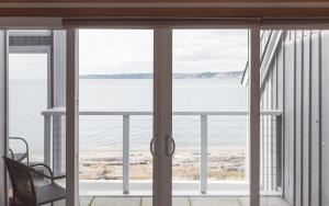 una vista sull'acqua da una camera con porte scorrevoli in vetro di Amazing Seaside view Condo Steps to Resort 2 Bed 2 Bath a Blaine