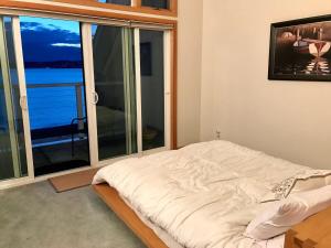 un letto in una camera con una grande finestra di Amazing Seaside view Condo Steps to Resort 2 Bed 2 Bath a Blaine