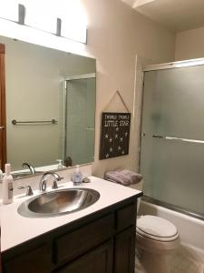 bagno con lavandino, servizi igienici e specchio di Amazing Seaside view Condo Steps to Resort 2 Bed 2 Bath a Blaine