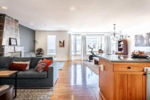 HUGE Open Concept Living in Best Location في سان فرانسيسكو: غرفة معيشة مع أريكة ومطبخ