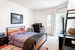 舊金山的住宿－HUGE Open Concept Living in Best Location，卧室配有一张床、一张书桌和窗户。
