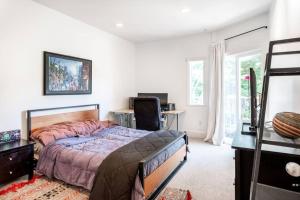 Ένα ή περισσότερα κρεβάτια σε δωμάτιο στο HUGE Open Concept Living in Best Location