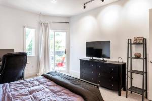 Dormitorio con cama y tocador con TV en HUGE Open Concept Living in Best Location, en San Francisco